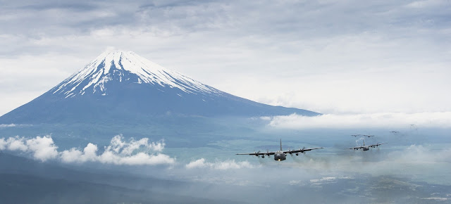 Monte Fuji con unos aviones volando.