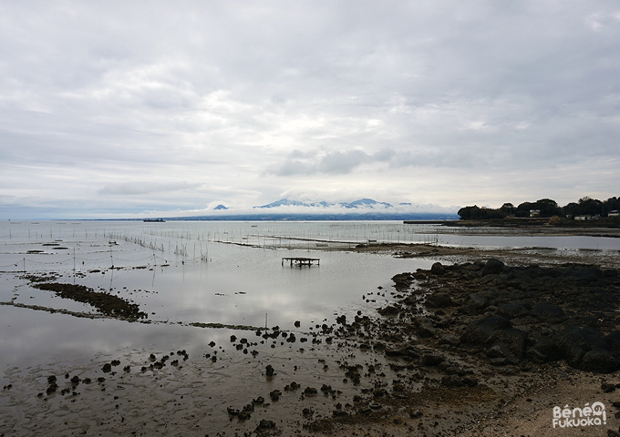 La mer Ariake et le mont Unzen derrière les nuages