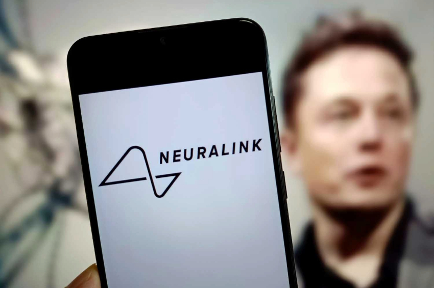 Em uma entrevista ao podcast “The Joe Rogan Experience”, Musk disse que a Neuralink está desenvolvendo um implante cerebral que pode permitir que os humanos se comuniquem com computadores de forma mais natural  Leia mais em: https://forbes.com.br/forbes-tech/2023/09/elon-musk-diz-que-neuralink-pode-reduzir-o-risco-da-ia-mas-como-isso-e-possivel/
