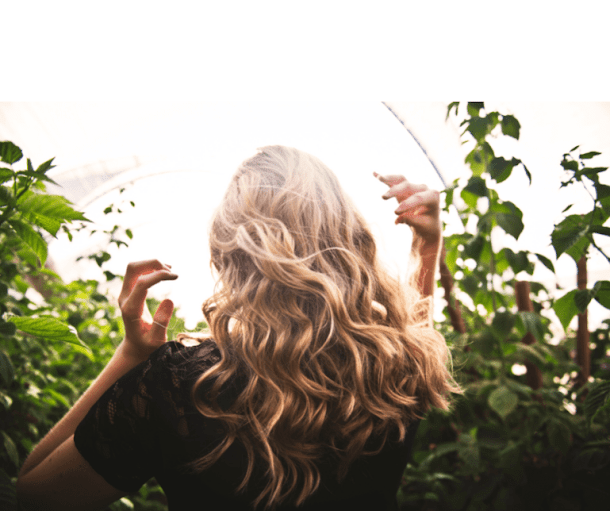 Chica con pelo bonito y cuidado