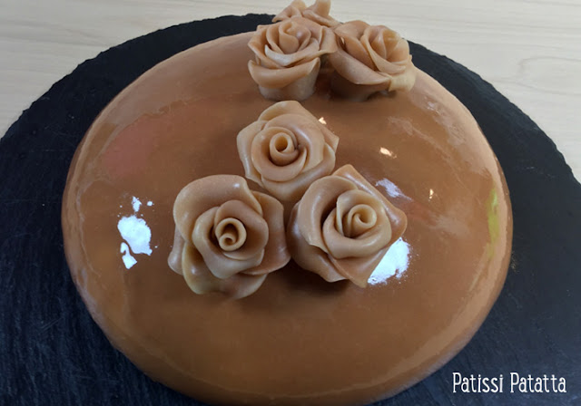 recette d’entremet vanille et caramel, entremet glacé, glaçage miroir, gâteau de fête, cake design, fleurs en chocolat plastique, l’équinoxe de Cyril Lignac simplifié, gâteau miroir, entremet miroir, gâteau tendance,