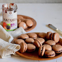 Macarons de chocolate com doce de frutos silvestres 