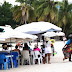 Pese a quejas por precios, playa de Boca Chica comienza a llenarse de visitantes