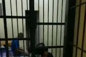 Polisi Buka Pintu Penjara karena Tak Tega Lihat Anak Peluk Ayahnya Terhalang Jeruji