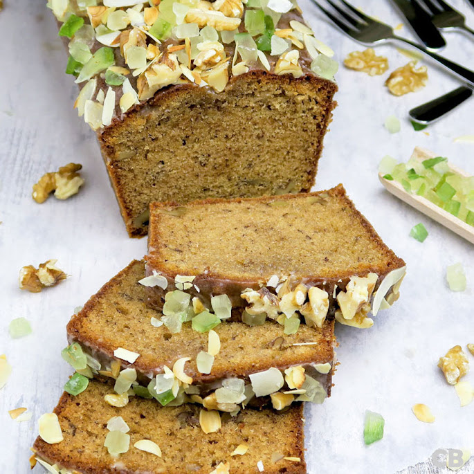 Zachte en smeuïge kruidcake met honing, amandelen en walnoten