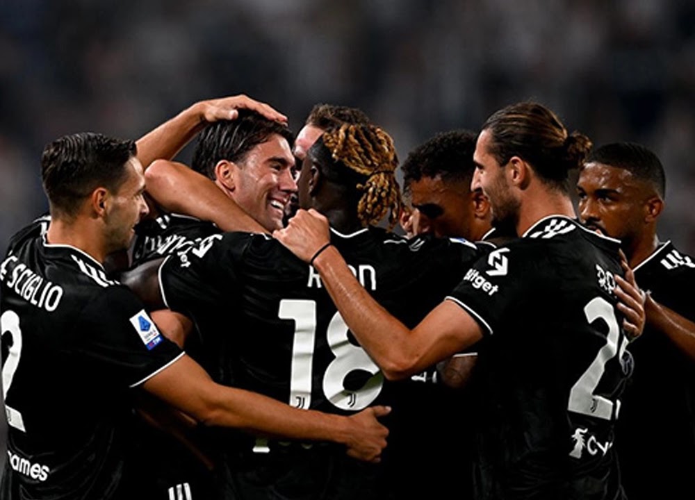 Vlahovic tiếp tục lập công với bàn thắng từ tình huống đá phạt đẹp mắt để giúp Juventus giành chiến thắng 2-0 trước Spezia.