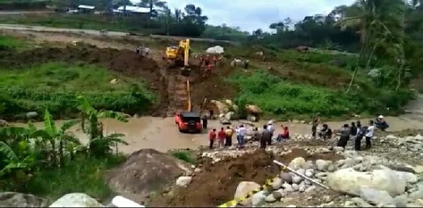 Coba Jalur Offroad, Rubicon Bupati Karanganyar Malah Nyangkut Di Kali