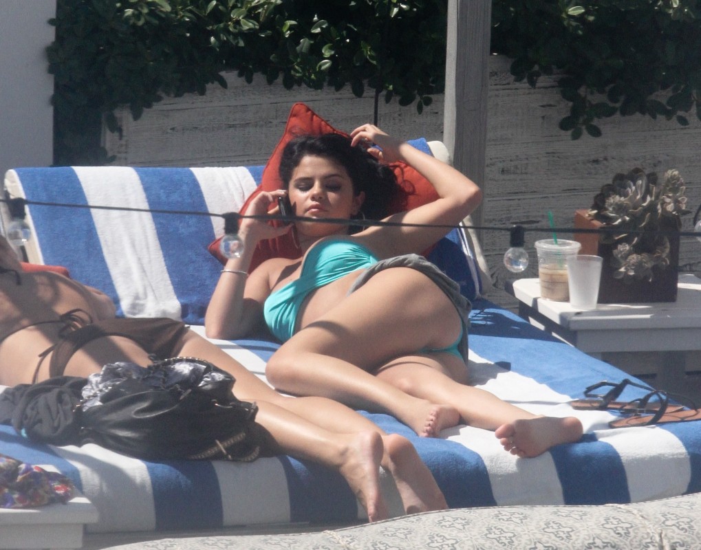 Selena-Gomez-Bikini-Crotch-Ass-Shots-Poolside-In-Miami-10.jpg