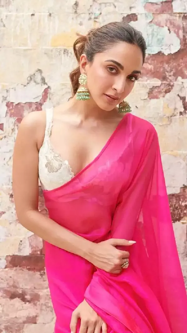 kiara advani cleavage pink saree deep neckline blouse