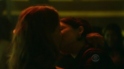 Archie Panjabi and Lili Taylor, Lesbian kiss lesmedia