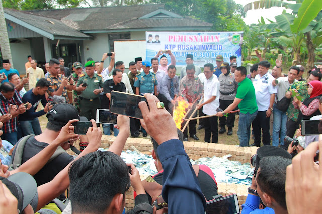 Dinas Kependudukan dan Pencatatan Sipil Kota Batam Pemerintah Kota Pemko Melakukan Pembakaran 50 ribu KTP Invalid