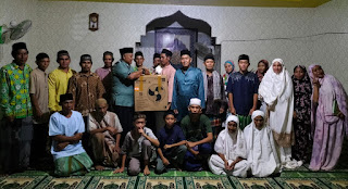 Komunitas Sosial Berkah Embaloh Hilir Berbagi Kipas Angin di Bulan Ramadhan