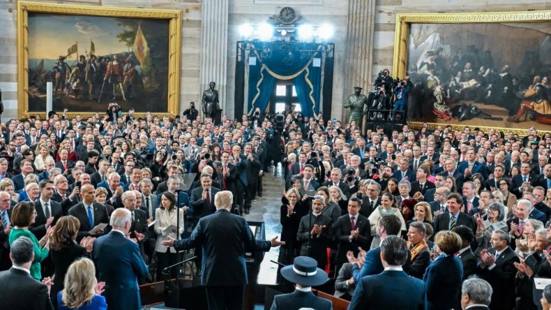 Trump discursa durante cerimônia de posse; ao fundo, estátuas de Reagan e Eisenhower (Foto: EFE/EPA/KENNY HOLSTON / POOL)