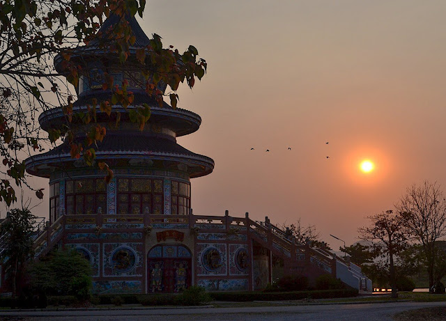 Mang phong cách kiến trúc pha trộn giữa chùa Trung Hoa và Thái Lan. Nơi này không bán vé tham quan, khuôn viên khá rộng. Đi sâu vào bên trong, bạn có thể ngắm dòng sông Kwai. Điểm thú vị là chùa này còn có sự đóng góp của người Việt sống ở Thái, trước cổng đặt bảng tên tiếng Việt: chùa Khánh Thọ. 