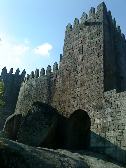 by E.V.Pita....Portugal: castle of Guimaraes and old town / Por E.V.Pita.... Portugal: castillo de Guimaraes y villa medieval / O castelo de Guimaraes (Pita)