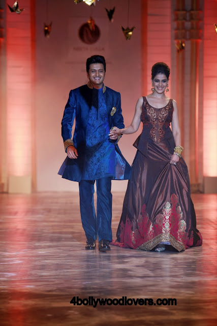 Riteish Deshmukh and Genelia D’souza walk together on the ramp at Aamby Valley India Bridal Fashion on Neeta Lulla show Pics4