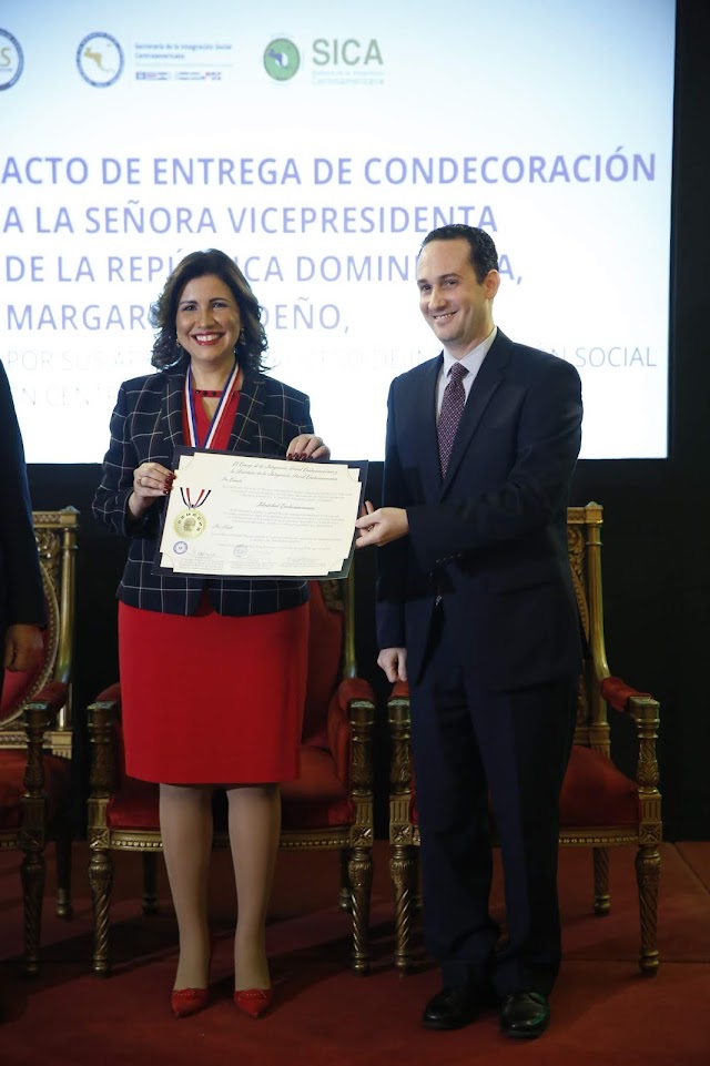 CIS y SISCA condecoran a Margarita Cedeño por su compromiso con superación de desigualdades en la región