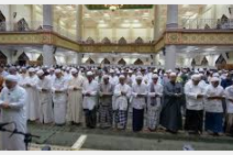 Hukum Imam Shalat Berjamaah Melamakan Sujud Terakhir. 