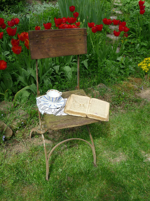 Una silla, una taza de café y un libro...