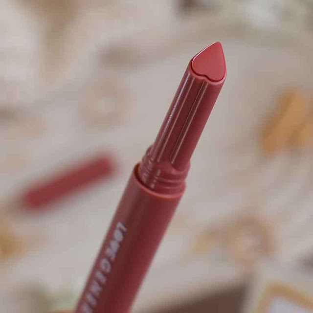 Love Generation lipstick balm wet dream 04 full of love имеет форму сердечка