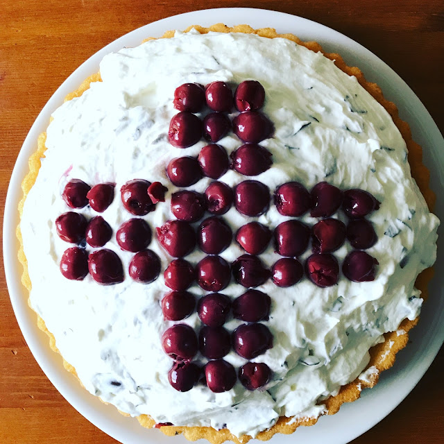 Kindergeburtstag mit Krankenhaus-Motto - Der Kuchen, Schaumkusstorte mit Rotem Kreuz