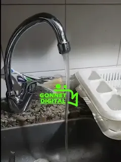 Grifo de agua corriendo, representando el impacto del corte de energía en el suministro de agua en City Bell y Los Hornos. La interrupción eléctrica ha causado baja presión y falta de agua en varias zonas