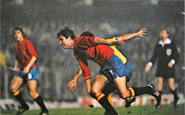 Angel María Villar en disputa con un jugador rumano. SELECCIÓN DE ESPAÑA 1 SELECCIÓN DE RUMANÍA 0. 15/11/1978. VI Copa de Europa de Selecciones Nacionales Italia 1980, fase de clasificación, Grupo III. Valencia, España, estadio Luis Casanova.