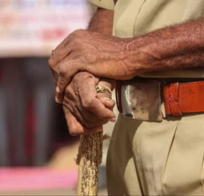  Four Kanpur policemen suspend a street vendor for refusing to give away free coconut water