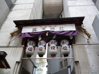 露天神社の裏門