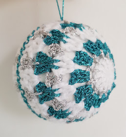 Click to find this free and easy sparkly crochet Christmas bauble pattern