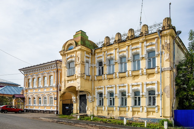 Старинный особняк с нависающим балконом над входной дверью