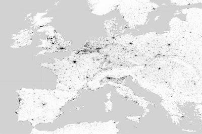  O mapa não é bonito, mas traz informações inéditas.[Imagem: DLR] Pegada Humana Global  A ESA (Agência Espacial Europeia) está disponibilizando um mapa-múndi inédito que mostra a pegada humana sobre a Terra.  Embora serviços como o Google Earth e imagens fornecidas por inúmeros satélites de observação mostrem cada centímetro quadrado da Terra, o mapa "Pegada Urbana Global" (ou GUF: Global Urban Footprint) é diferente.  Trata-se de um mapa em preto e branco, onde o branco é solo e cada ponto escuro representa a presença humana - das grandes aglomerações nas metrópoles mundiais a pequenas aldeias, chegando até a casas isoladas no meio rural - qualquer construção humana com mais de 12 metros aparece no mapa como um ponto característico da presença humana.  A partir deste mês, o conjunto de dados está disponível online, gratuitamente, através da Plataforma de Exploração Temática Urbana (U-TEP) da ESA, com resolução espacial total de 12 metros para uso científico, além de uma versão com resolução de 84 metros, mais fácil de lidar, para qualquer uso sem fins lucrativos.  "Anteriormente não estávamos captando todas as aldeias em áreas rurais," contou Thomas Esch, do Centro Aeroespacial Alemão (DLR). "Mas elas podem ser cruciais para entender a distribuição populacional ou vetores de doenças, por exemplo, ou avaliar as pressões sobre a biodiversidade. Essas colonizações rurais são ainda, atualmente, lar de quase metade da população global - cerca de 3 bilhões de pessoas."  Radar detecta construções humanas   Sinais da pegada humana na região de Delhi, na Índia [Imagem: DLR] Mesmo os astronautas em órbita acham difícil detectar os sinais de habitação humana fora das grandes cidades - até ao anoitecer, quando se ligam as luzes artificiais. Por isso o mapa foi elaborado utilizando principalmente a visão radar, que pode detectar estruturas verticais típicas de ambientes construídos mesmo com observações feitas nas mais diversas condições climáticas.  Os satélites de radar alemães TerraSAR-X e TanDEM-X capturaram, ao longo de dois anos, mais de 180.000 imagens de alta resolução cobrindo toda a superfície da Terra. As imagens têm resolução quase 100 vezes mais detalhada do que os dados ópticos fornecidos pelo Landsat dos EUA, geralmente usados para mapear as áreas urbanas.   Os dados do radar foram combinados com dados adicionais, como modelos digitais do terreno. Ao todo, a equipe processou mais de 20 milhões de conjuntos de dados, com um volume de entrada de mais de 320 terabytes, incluindo uma verificação de garantia de qualidade automatizada - visando garantir a máxima precisão, como um parâmetro de padrões de urbanização.  Pegada Humana Mais  A equipe já está trabalhando em uma nova versão do mapa, quando os dados em preto e branco serão sobrepostos a uma nova camada de fotografias da Terra - usando mais de 400.000 imagens multiespectrais do Landsat e do satélite europeu Sentinel-1 - o que dará uma visão realística da paisagem, além da dimensão informacional inédita da pegada humana em cada região.  Esta nova camada servirá de base para o "Pegada Urbana Global +", inicialmente com uma resolução espacial de 30 metros.    Fonte: ESA (Agencia Espacial Europeia)