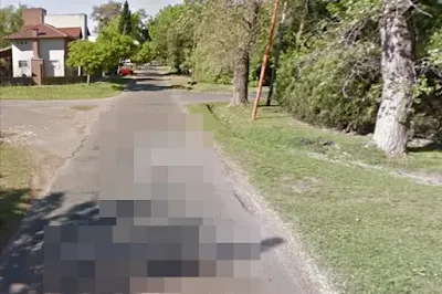 Boca de cloaca sin tapa en Gonnet, peligro para niños y mascotas, captada en la calle 500 y 26