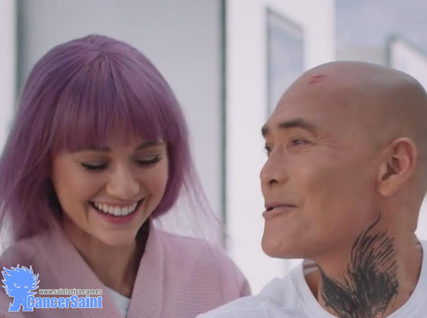 Madison Iseman con el cabello morado en el anuncio del panel de la película Saint Seiya: The Beginning - Knights of the Zodiac para la WonderCon