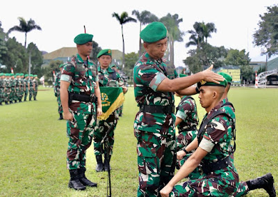 Kapusziad Pimpin Acara Tradisi Corp Pembaretan dan Pengukuhan Perwira dan Tamtama  Baru Corp Zeni TNI AD TA 2022
