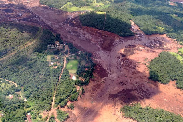 Bombeiros estimam cerca de 200 desaparecidos após barragem se romper em Brumadinho (MG)