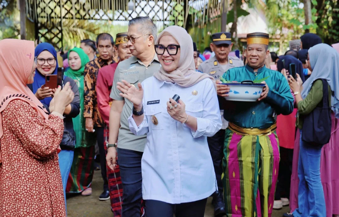 Bupati Barru Andi Ina Kartika Sari menghadiri Pesta Panen Adat Majjenne Jene Paenge di Dusun Birue, Desa Siawung