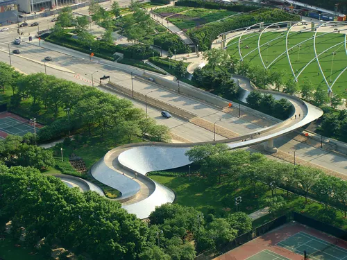 curiosidades-arquitectura-arquitectos-frank-gehry-chicago-bp-bridge-jay-pritzker-pavilion-millenium-park-puente-barrera-acustica-deconstructivismo