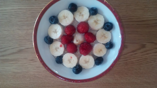 Porridge-with-bananas-and-berries-beautifully-arranged