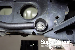 SUPERCIRCUIT Rear Lower Bar installed to the rear lower sub-frame of the 2013-present Toyota Harrier XU60.