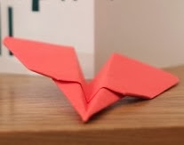 http://lasmanualidades.imujer.com/6706/como-hacer-un-avion-de-papel