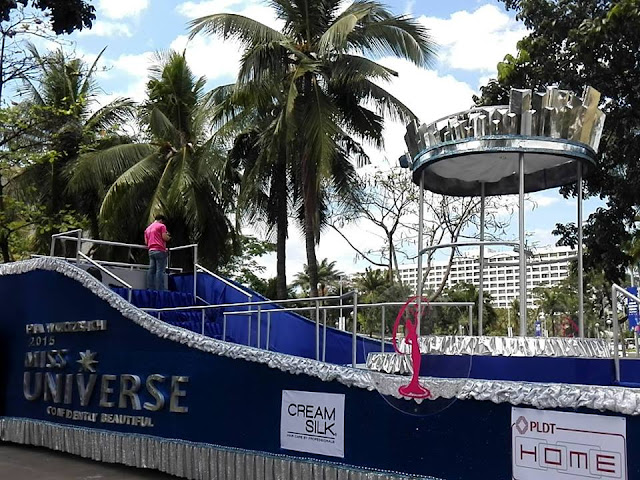 Miss Universe Pia Wurtzbach's crown-inspired float for her grand homecoming parade!