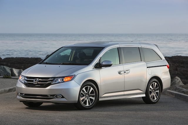 Front 3/4 view of 2016 Honda Odyssey