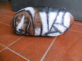 PIEDRA PINTADA A MANO: Beagle