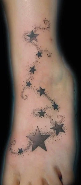 chica con tatuaje de estrella, el tatuaje es elegante