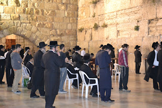 terra santa jerusalem - foto dos judeues em oração no muro das lamentações