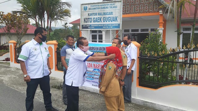 Peduli Covid-19, Forum Kabupaten Solok Sehat  Bagi Bagi Masker Ke Masyarakat