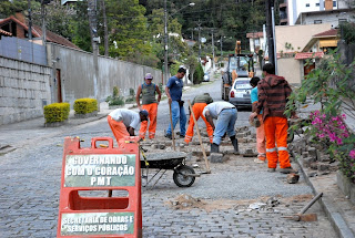 Na R. Cel. Silvio Lisboa da Cunha, Prefeitura corrige os desníveis da pista, fazendo a recomposição de paralelos