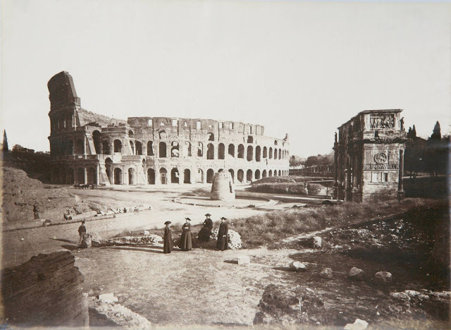 Фотография посетителей римского Колизея 1870 года.