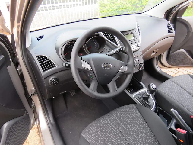 novo Hyundai HB20 Turbo 2017 - interior - espaço na dianteira